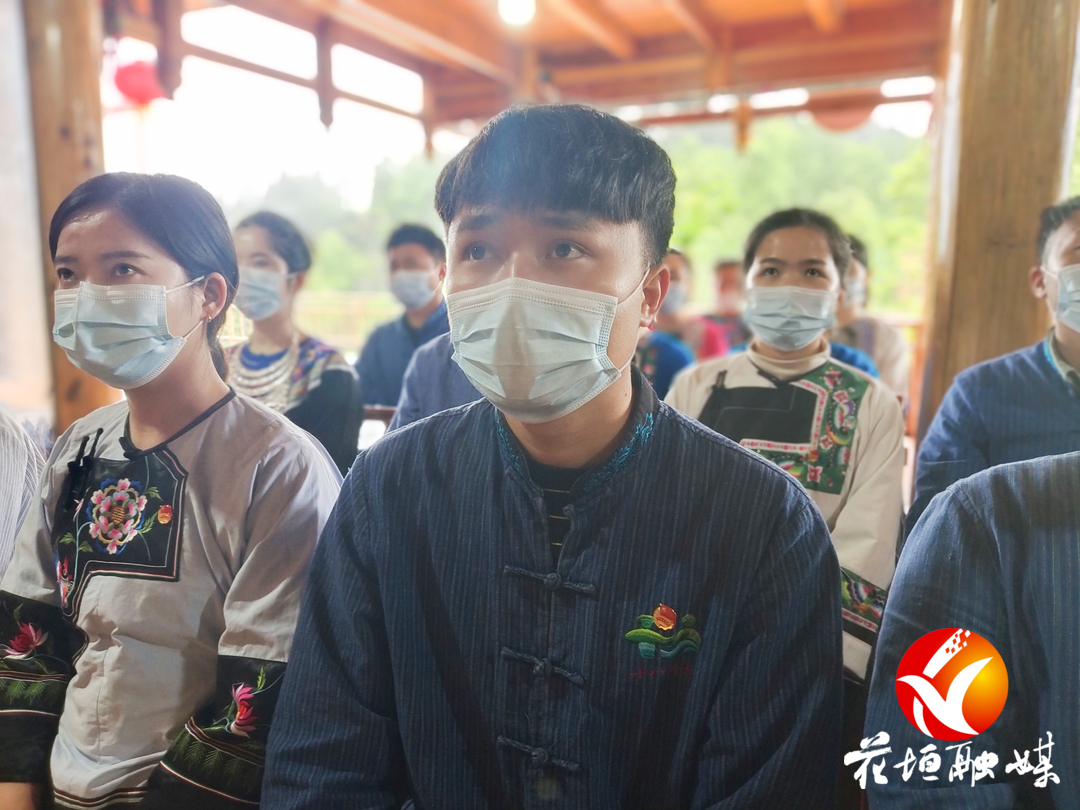 十八洞村青年代表集中收看庆祝中国共产主义青年团成立100周年大会直播