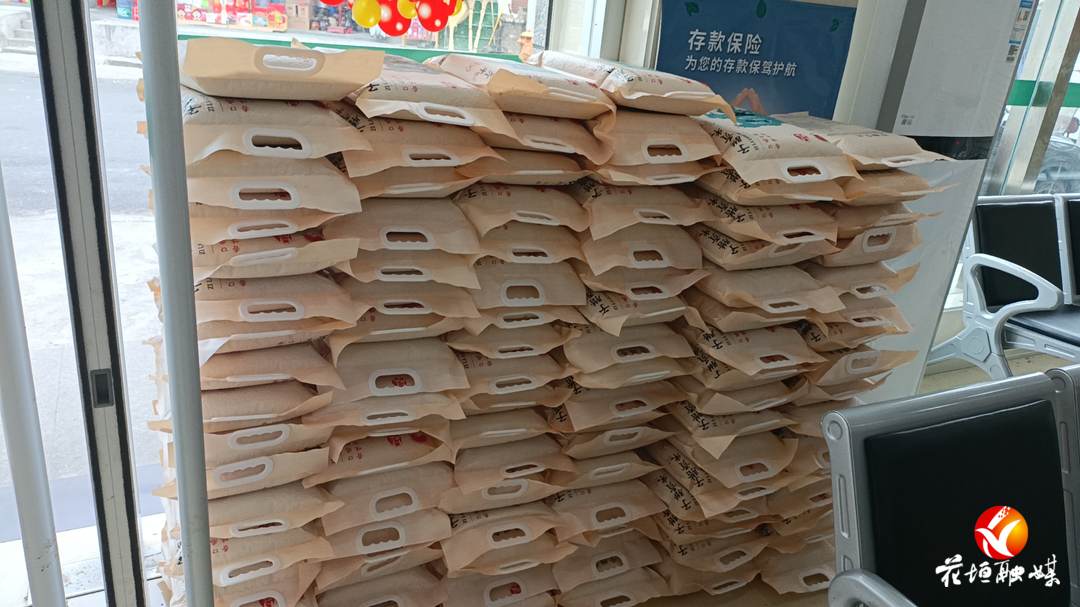 石栏镇：1000斤“子腊贡米”订单首发 迎来新春“开门红”
