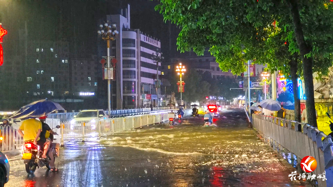 雨夜“逆行者”！花垣縣住建局及時處置城區(qū)路面積水