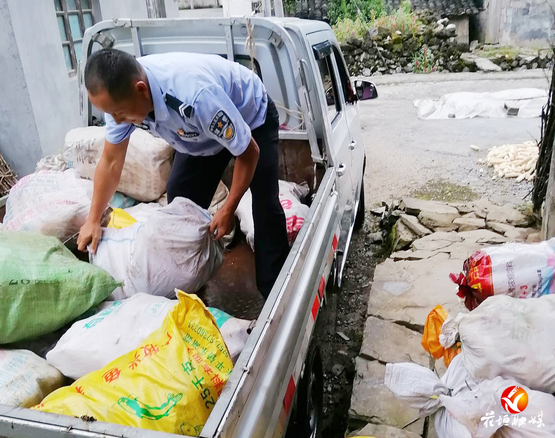 給力！花垣村輔警化身“搬運(yùn)工”助力農(nóng)忙