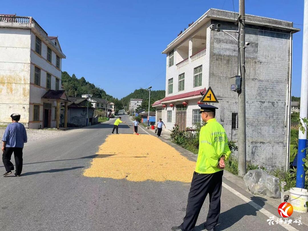 占道曬谷隱患多 花垣交通運輸執(zhí)法部門溫情勸導(dǎo)除隱患