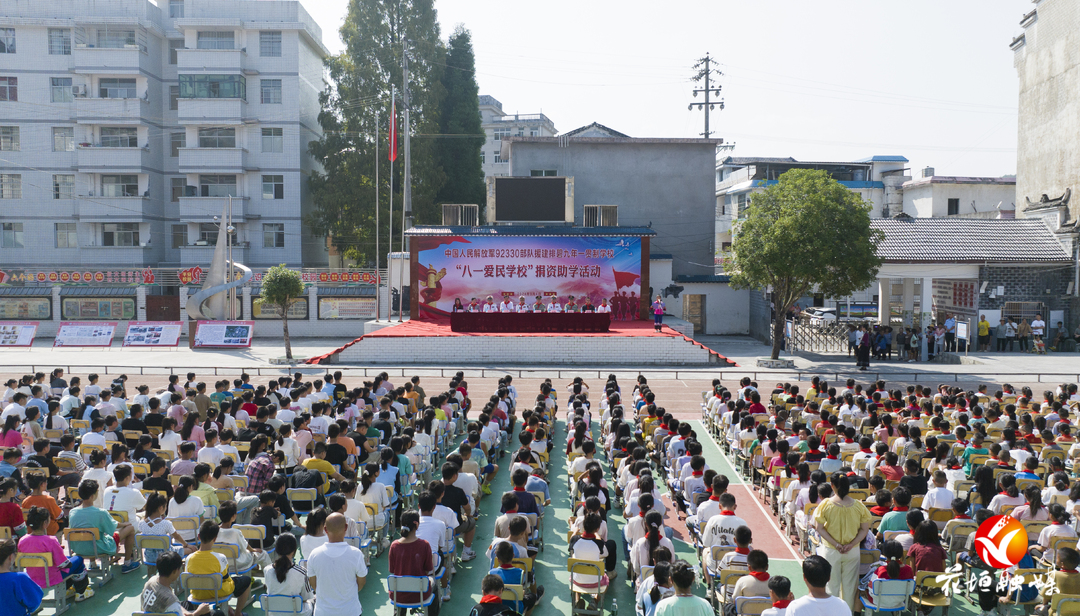 海軍92330部隊(duì)到排碧學(xué)校開展捐資助學(xué)活動(dòng)