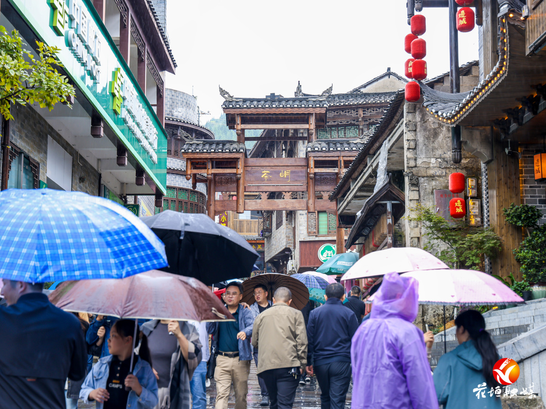 国庆首日边城茶峒景区人气飙升，游客畅游古镇感受边城风情