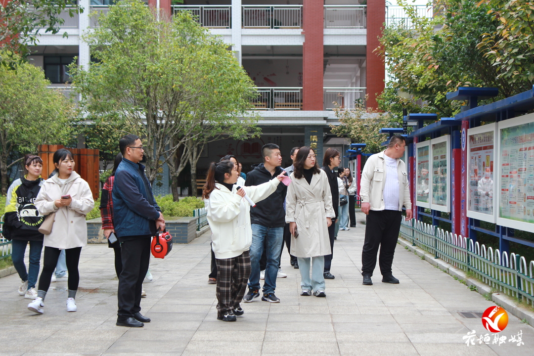 花垣县与鄂尔多斯市资助工作交流会在边城初级中学举行