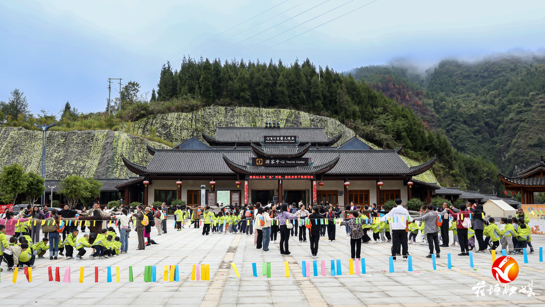 花垣萌娃“勇闯”古苗河百瀑大峡谷