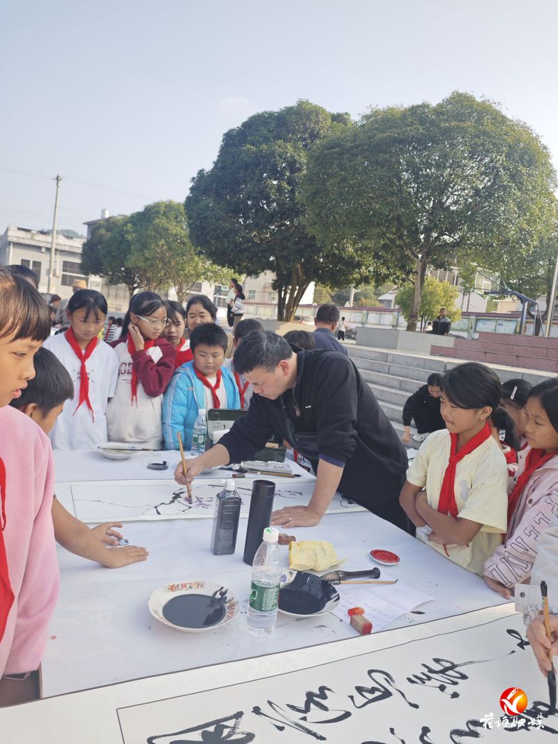 老年书画家协会联合大河坪中心小学举办“书画美育进校园”活动