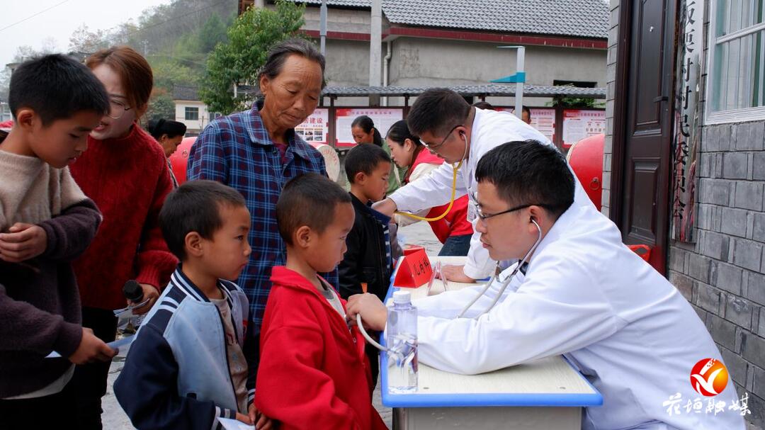 州人民醫(yī)院兒科在雙龍鎮(zhèn)排碧板栗村開展義診