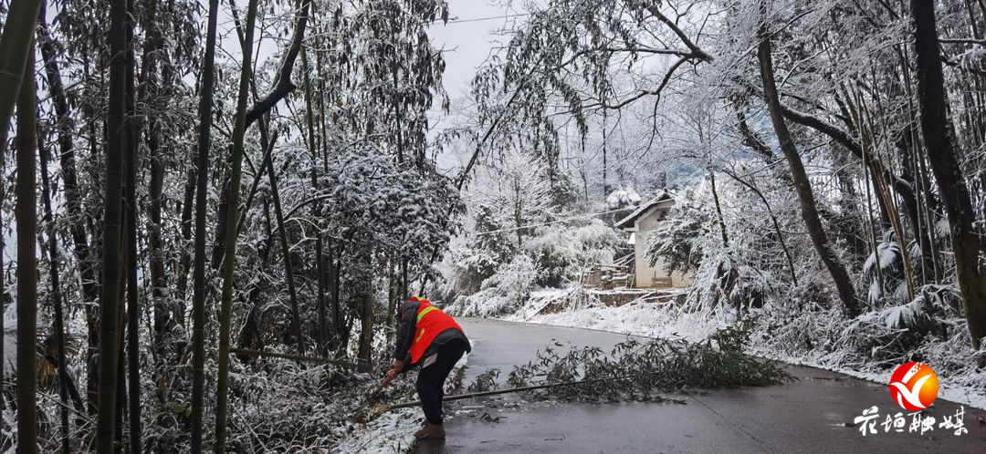 花垣县公路建设养护中心强化雨雪天气巡查