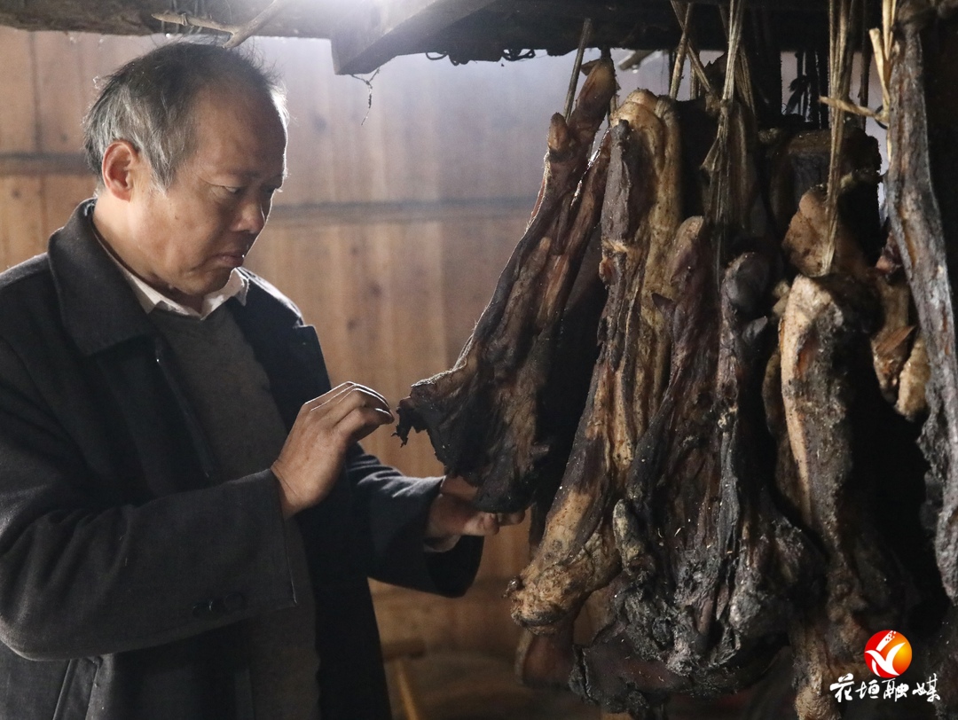 新春走基层︱花垣镇马其洛村：苗家腊肉销售旺 香飘四溢迎新春