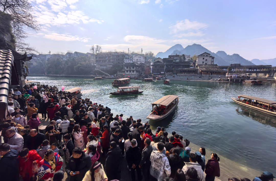 大年初二，边城茶峒开启“人从众叕”模式