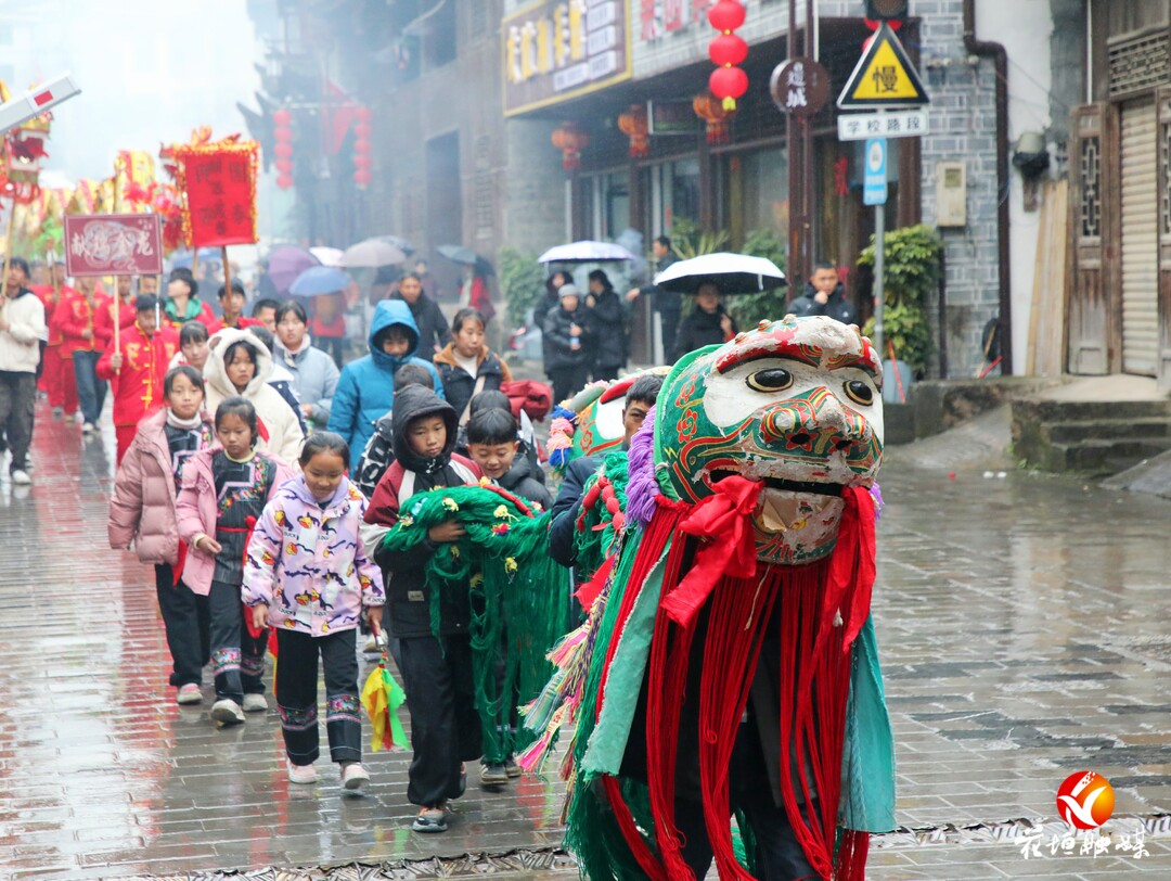 春到边城︱“金蛇迎春”巡游，火爆茶峒