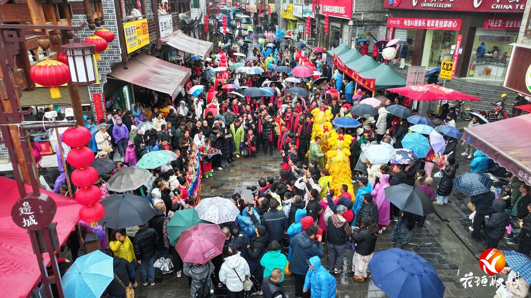 春到边城｜边城茶峒景区万人共赏民俗、打糍粑、品长龙宴