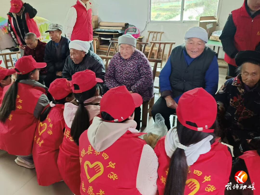 花垣县第四中学师生走进敬老院开展学雷锋志愿服务活动