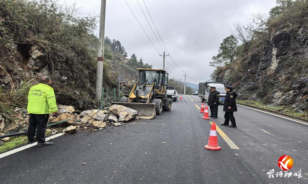 花垣：巡路发现落石险情 交通执法快速处置保障道路安全畅通