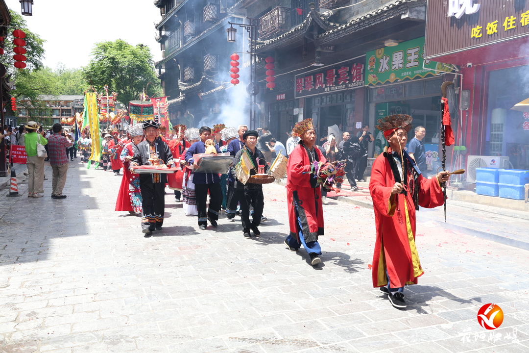 湘西花垣：“五一​”边城起龙祭 清水江上祈安康