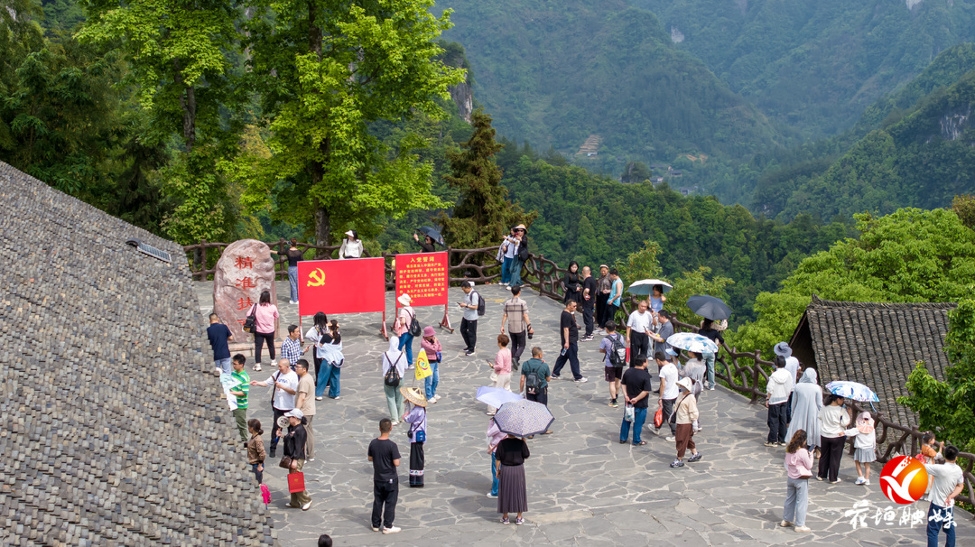 “五一​”假期第二天，十八洞村人潮涌动