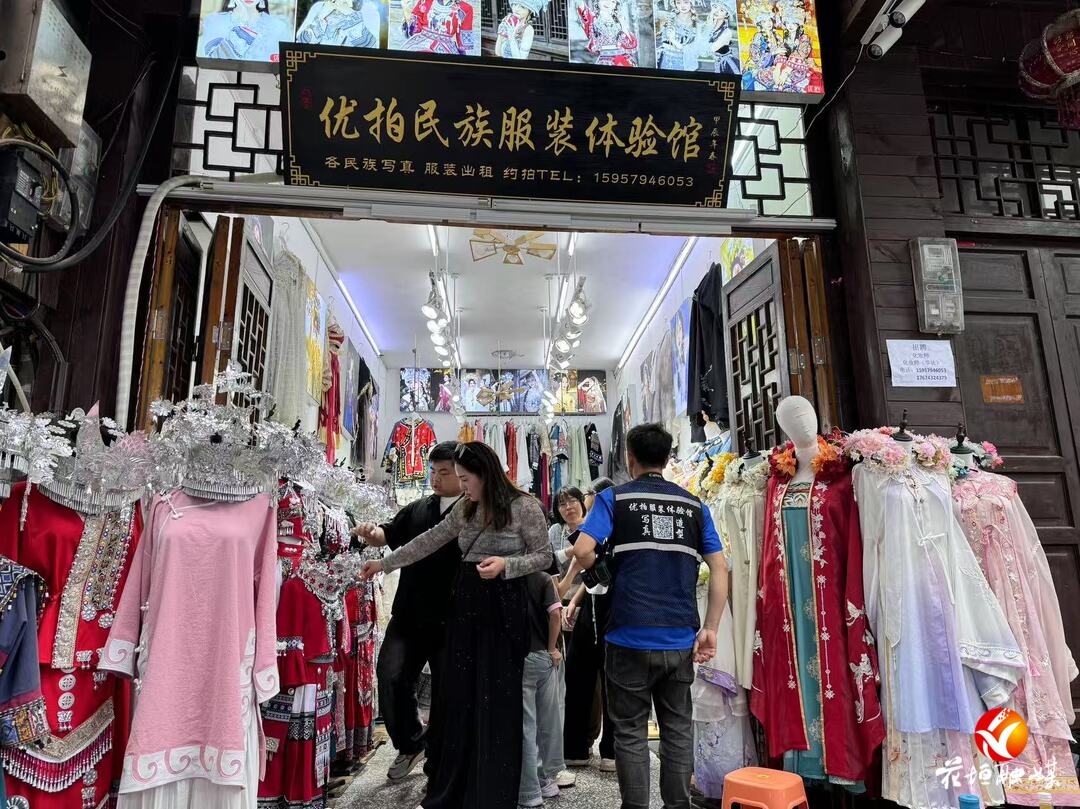 “五一”假期边城茶峒景区旅拍火爆！