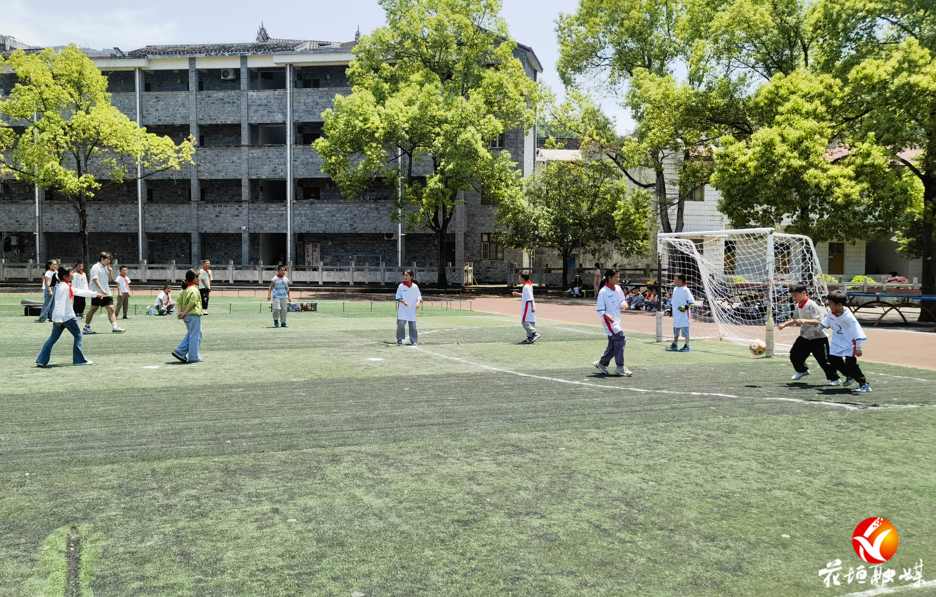 边城镇中心小学校园足球赛激情开赛
