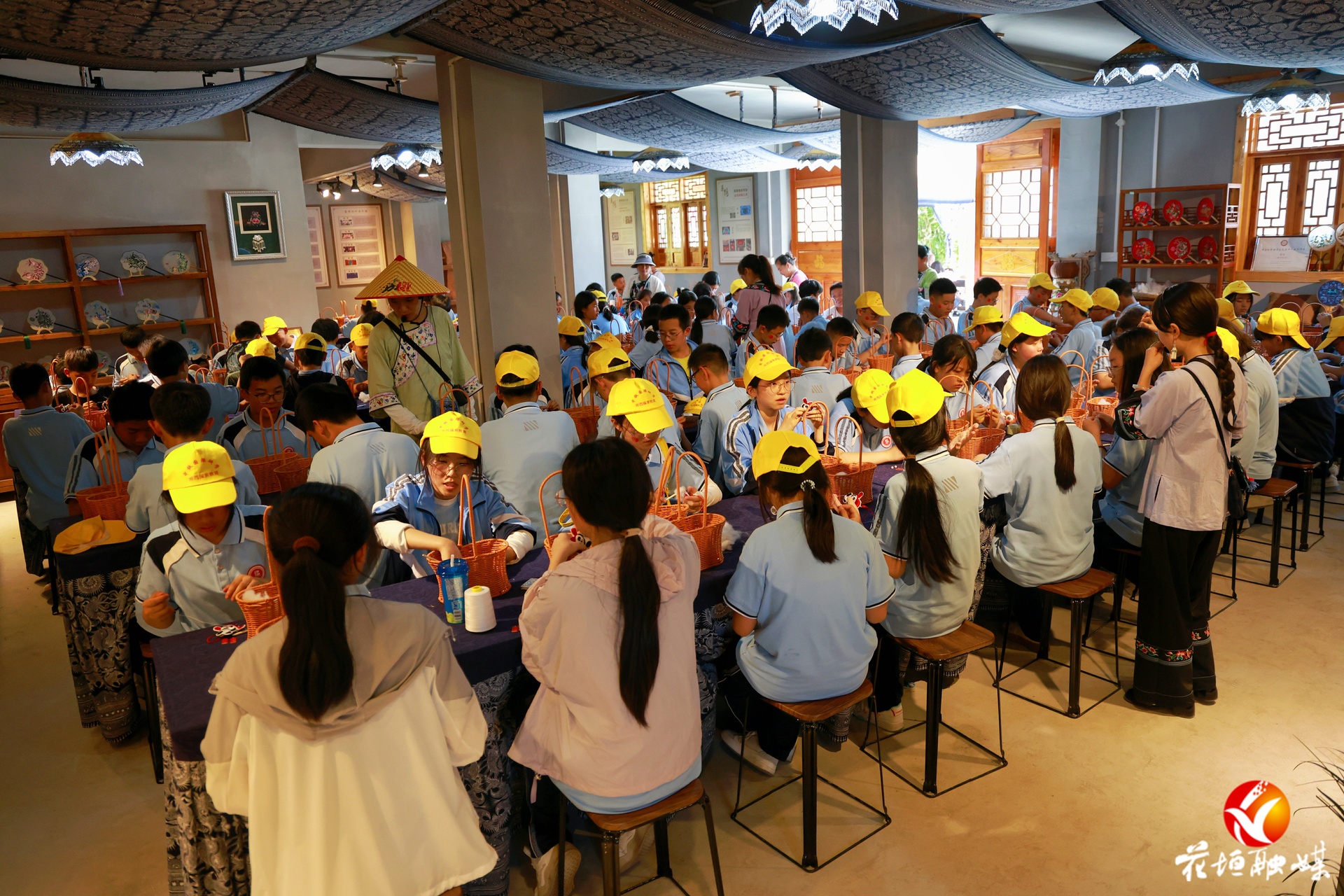 十八洞片区苗绣研学基地迎来首批研学学生