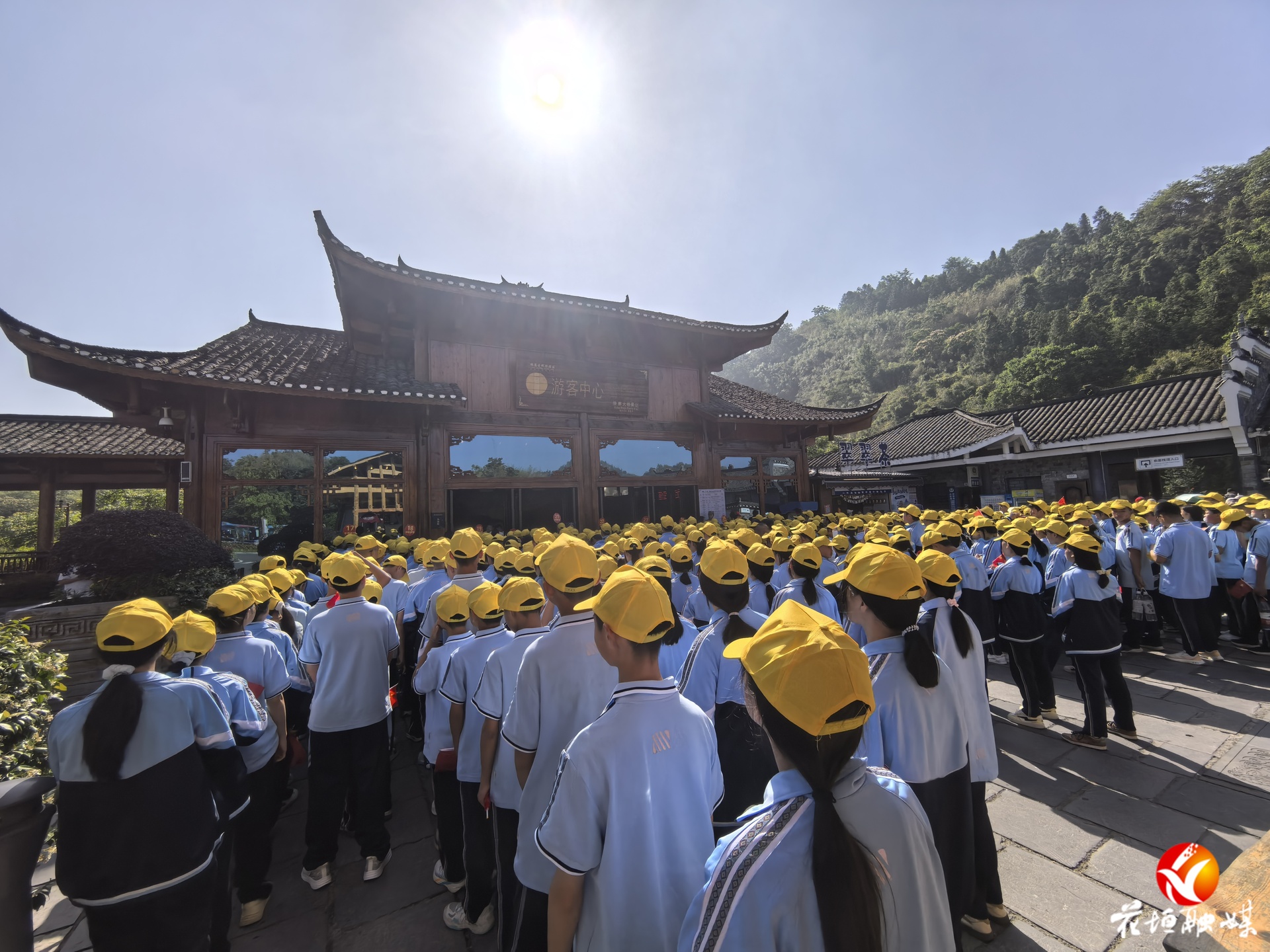 边城初级中学开展“十八洞火种燃初心·矮寨天桥铸征程”主题研学实践活动