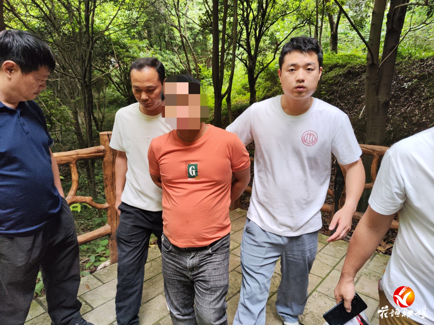 令人心疼！花垣公安民警抓捕盗窃嫌疑人被咬伤