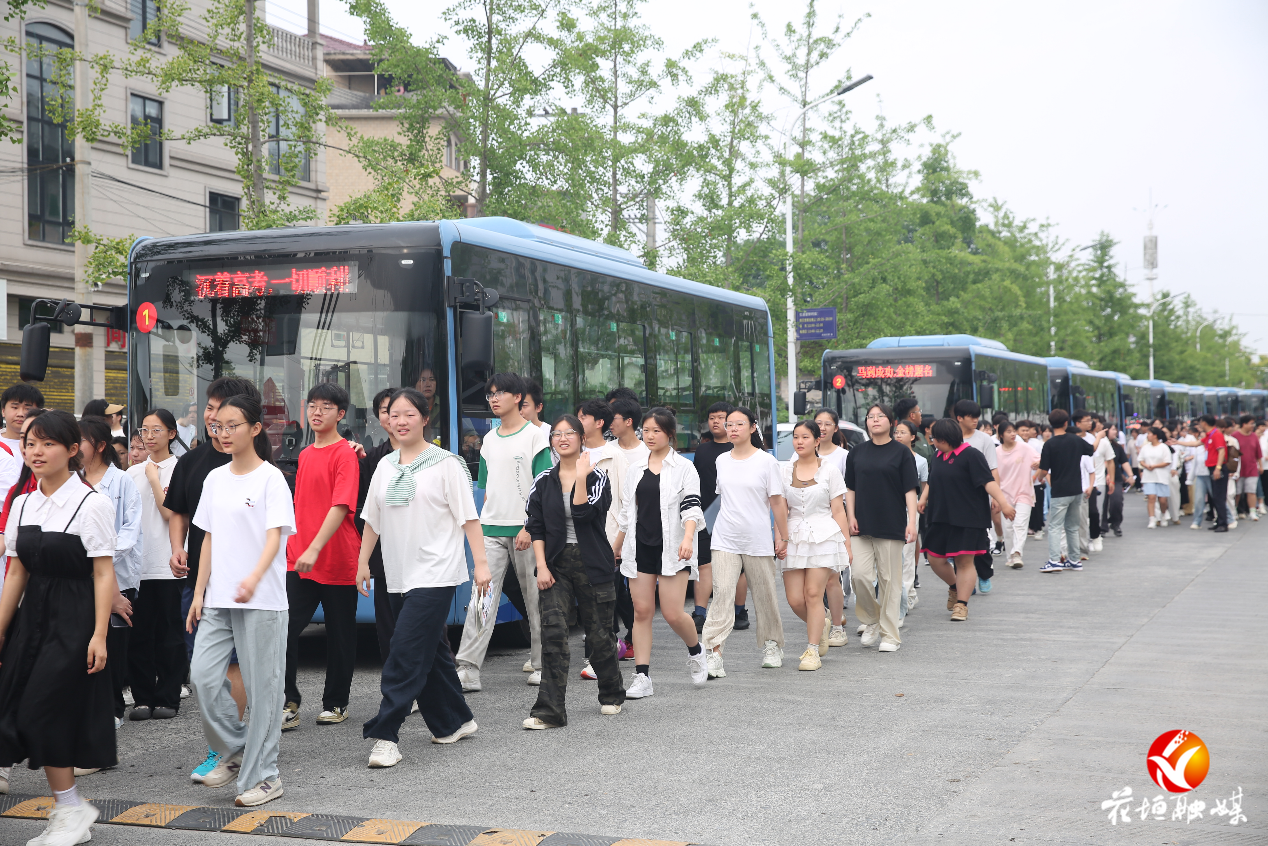 高考首日，这些画面又暖又燃！