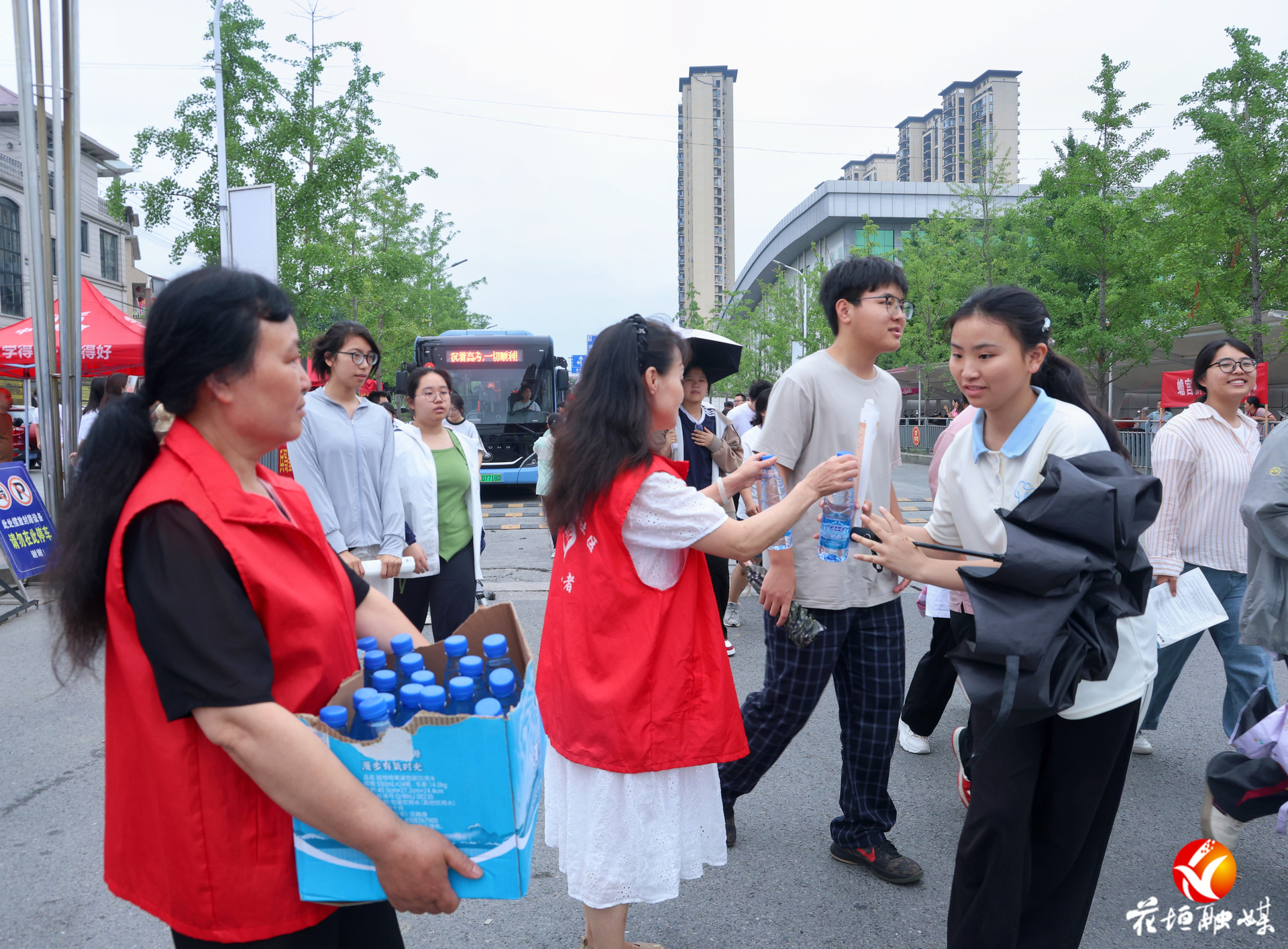 护航高考︱花垣“志愿红”，守护学子梦！
