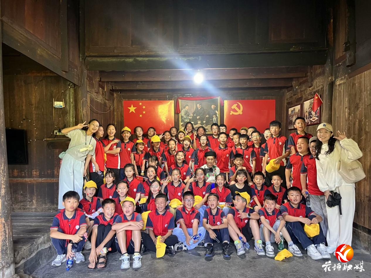 花垣县芙蓉学校开展“从十八洞出发”红色研学活动