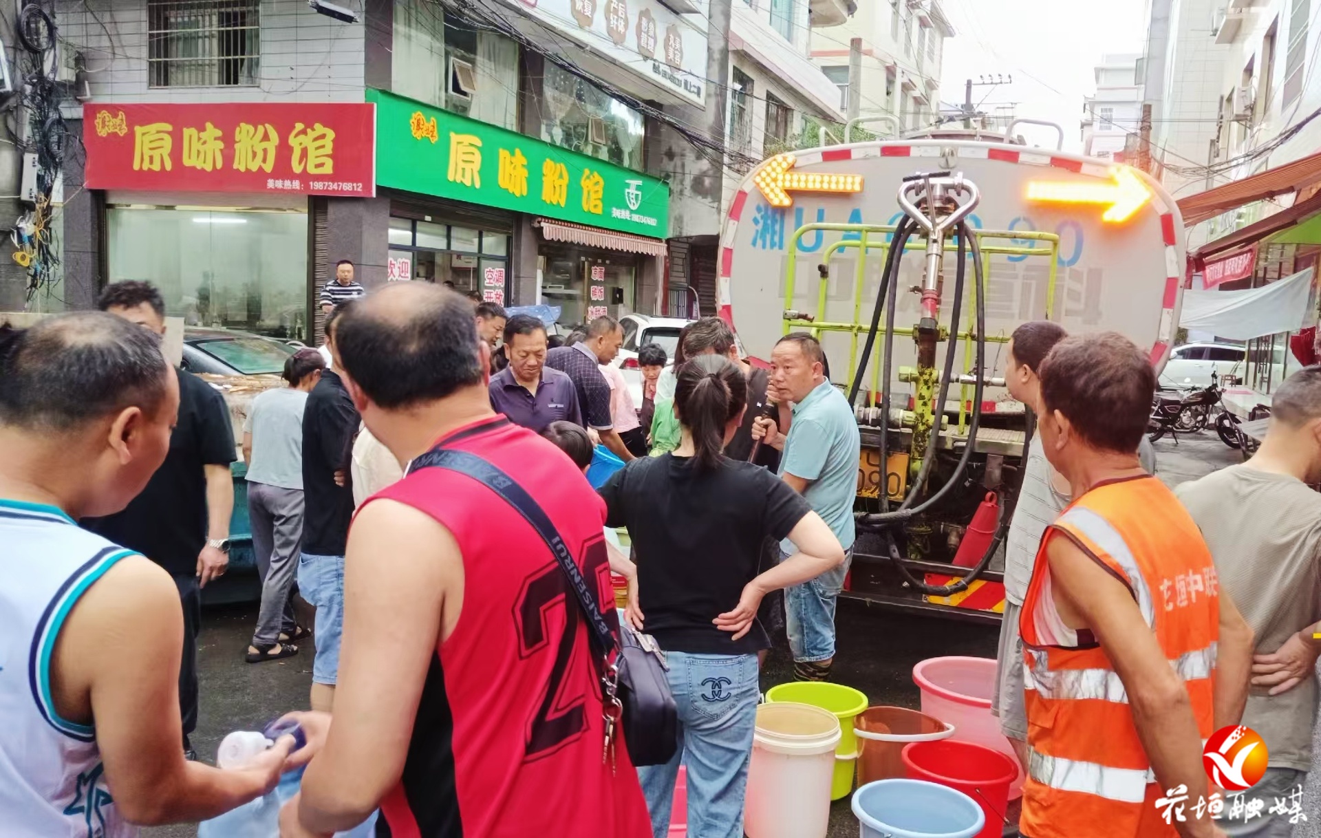 花垣连夜驰援龙山灾区 洒水车变身“生命水车”解燃眉之急