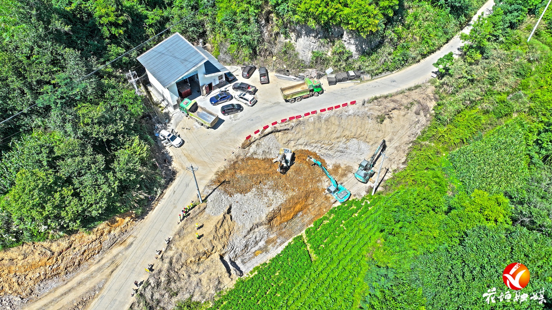 戰(zhàn)高溫?fù)屵M(jìn)度！夯吉公路花垣段建設(shè)“熱”力全開