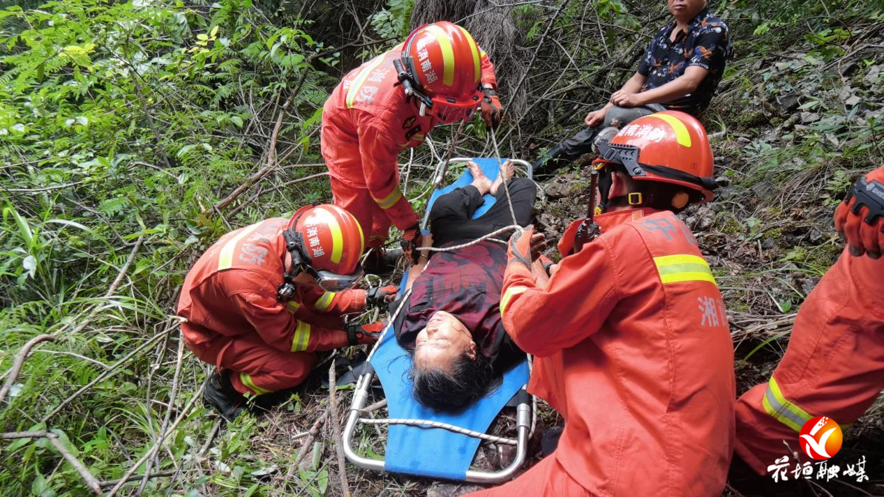 ?花垣消防緊急救援滑落山崖受傷群眾