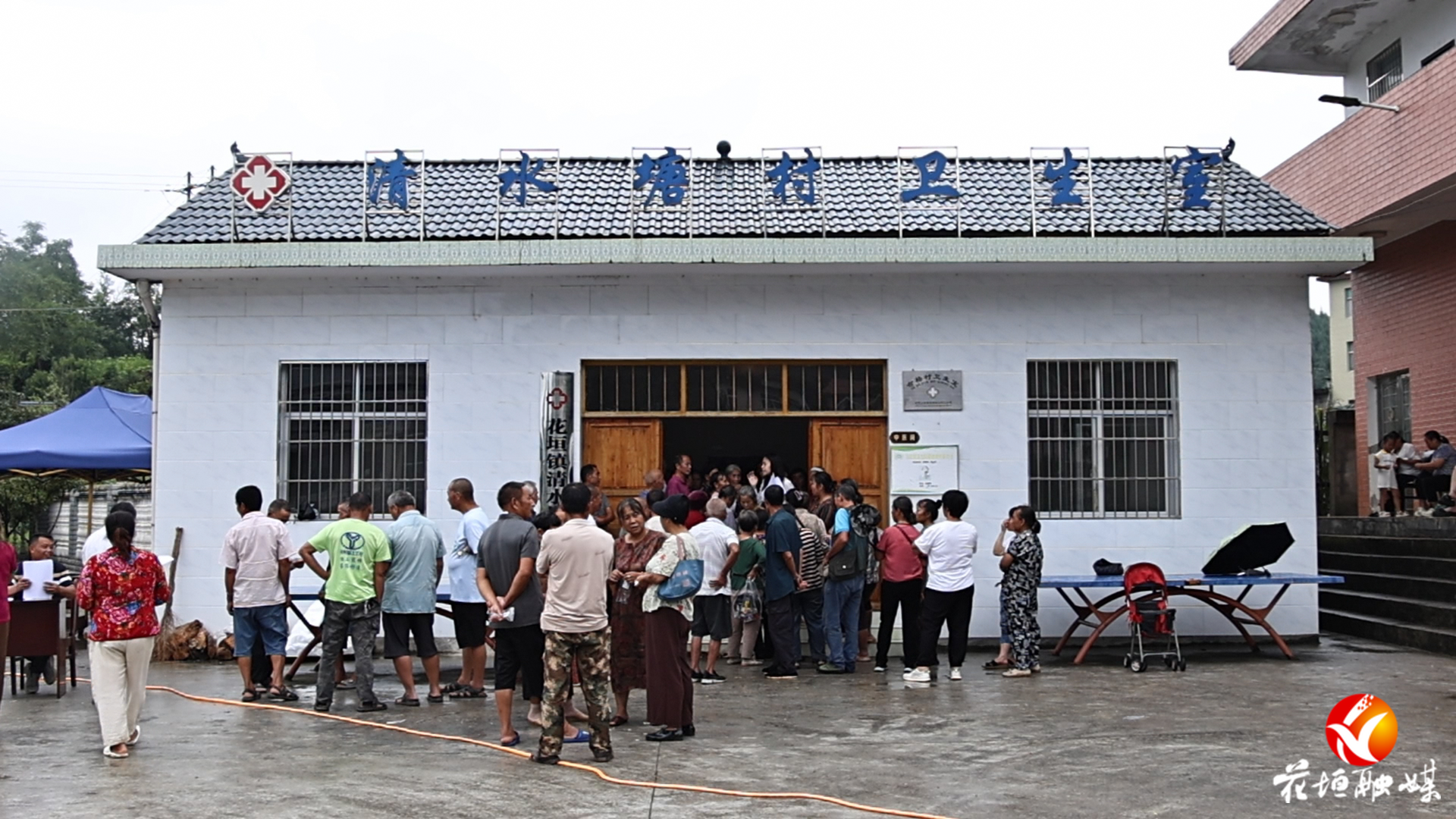 花垣團縣委聯(lián)合愛心組織為花垣197位老人免費發(fā)放老花鏡