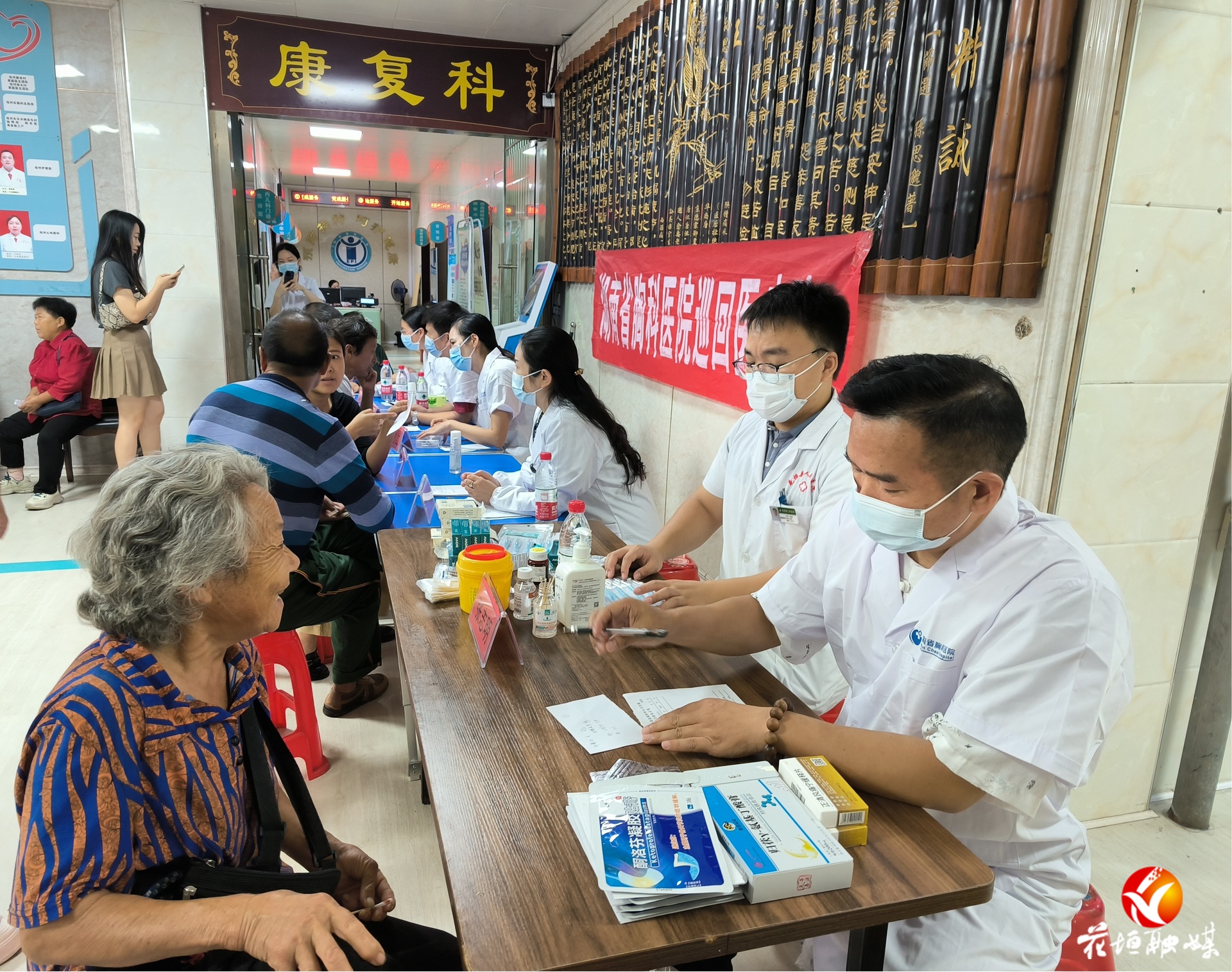 湖南省胸科醫(yī)院巡回醫(yī)療隊(duì)到邊城鎮(zhèn)開(kāi)展義診