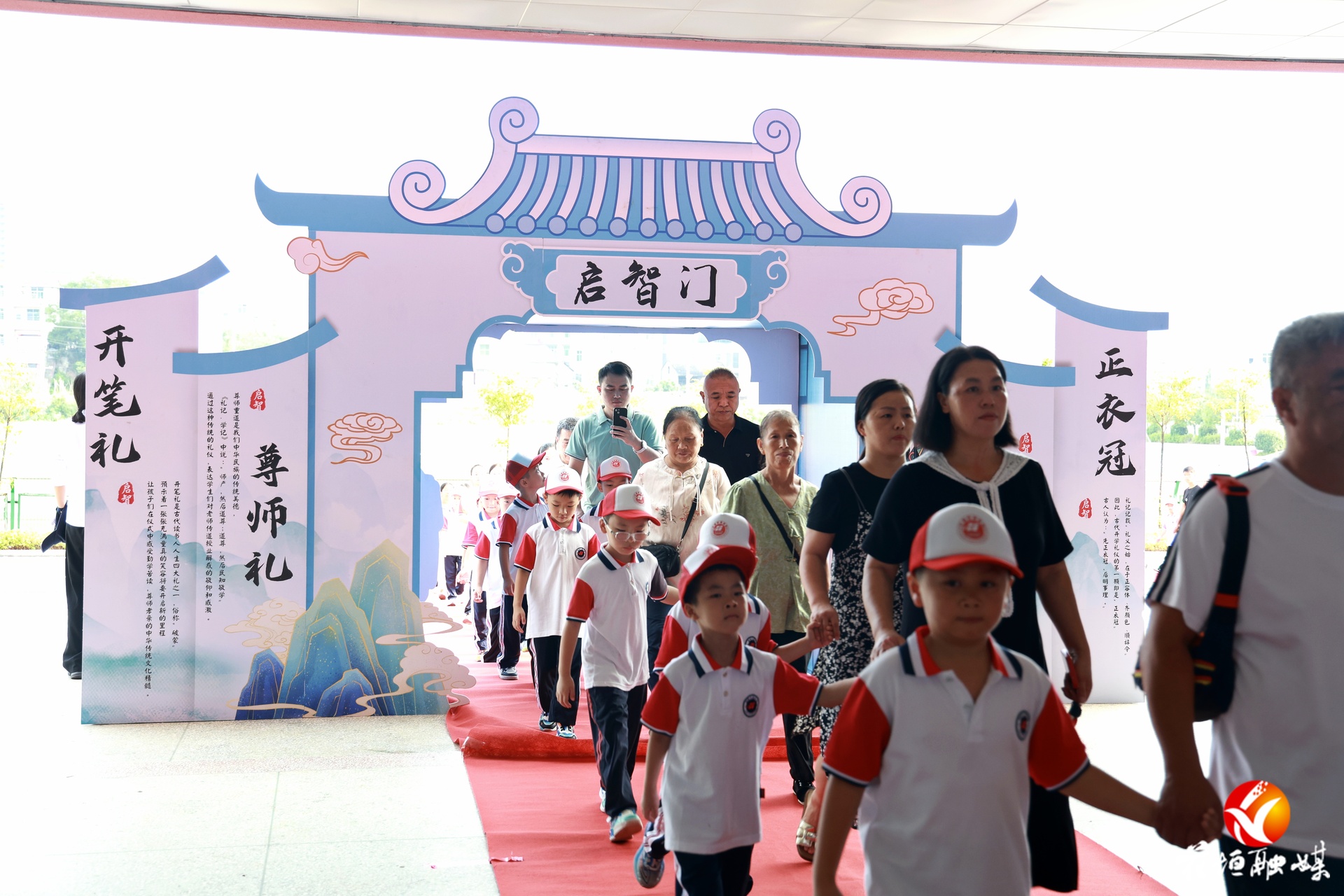 花垣縣華鑫學(xué)校小學(xué)部舉行2025年秋季一年級(jí)新生“開(kāi)筆禮”儀式