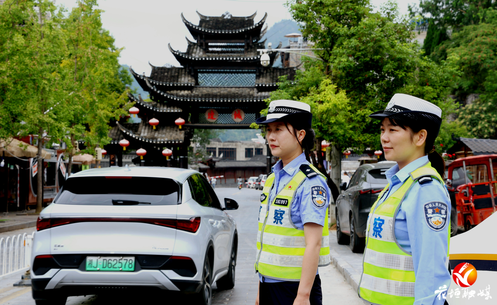 州庆假期护畅通 花垣交警为边城茶峒景区筑牢平安防线