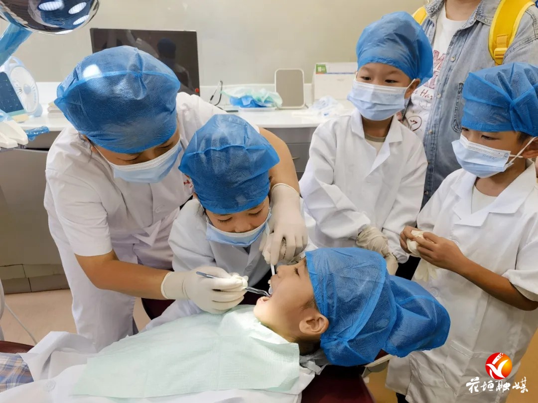 “小牙医”上岗记：花垣萌娃穿上白大褂，趣味学习护牙知识