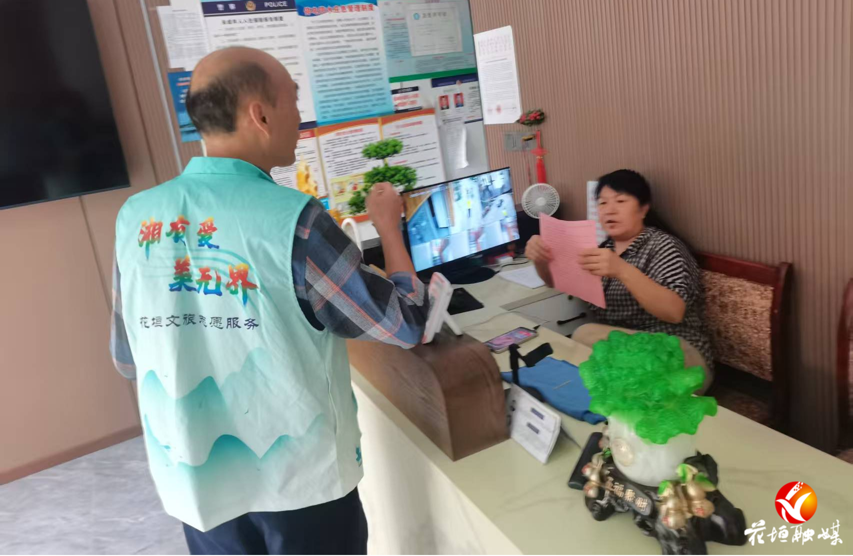 花垣县文旅志愿者节前进景区送“文明礼包”