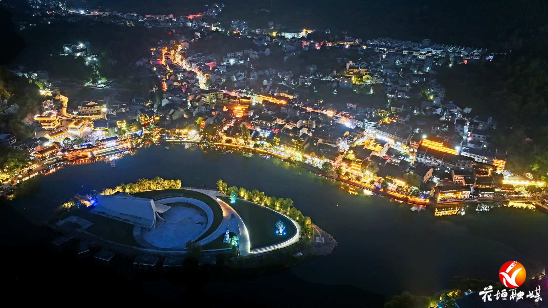追鱼灯、赏夜景、共团圆 边城茶峒夜未央
