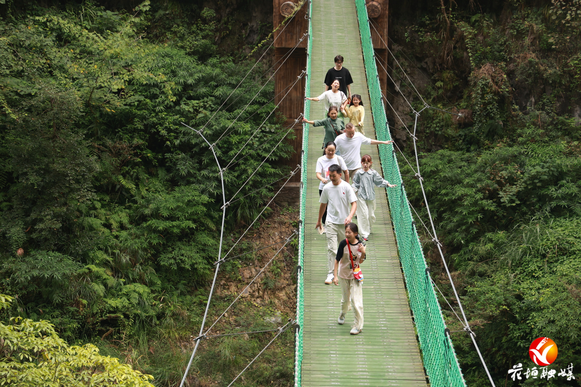 古苗河百瀑大峡谷原生态景观受青睐 游客点赞苗疆秘境