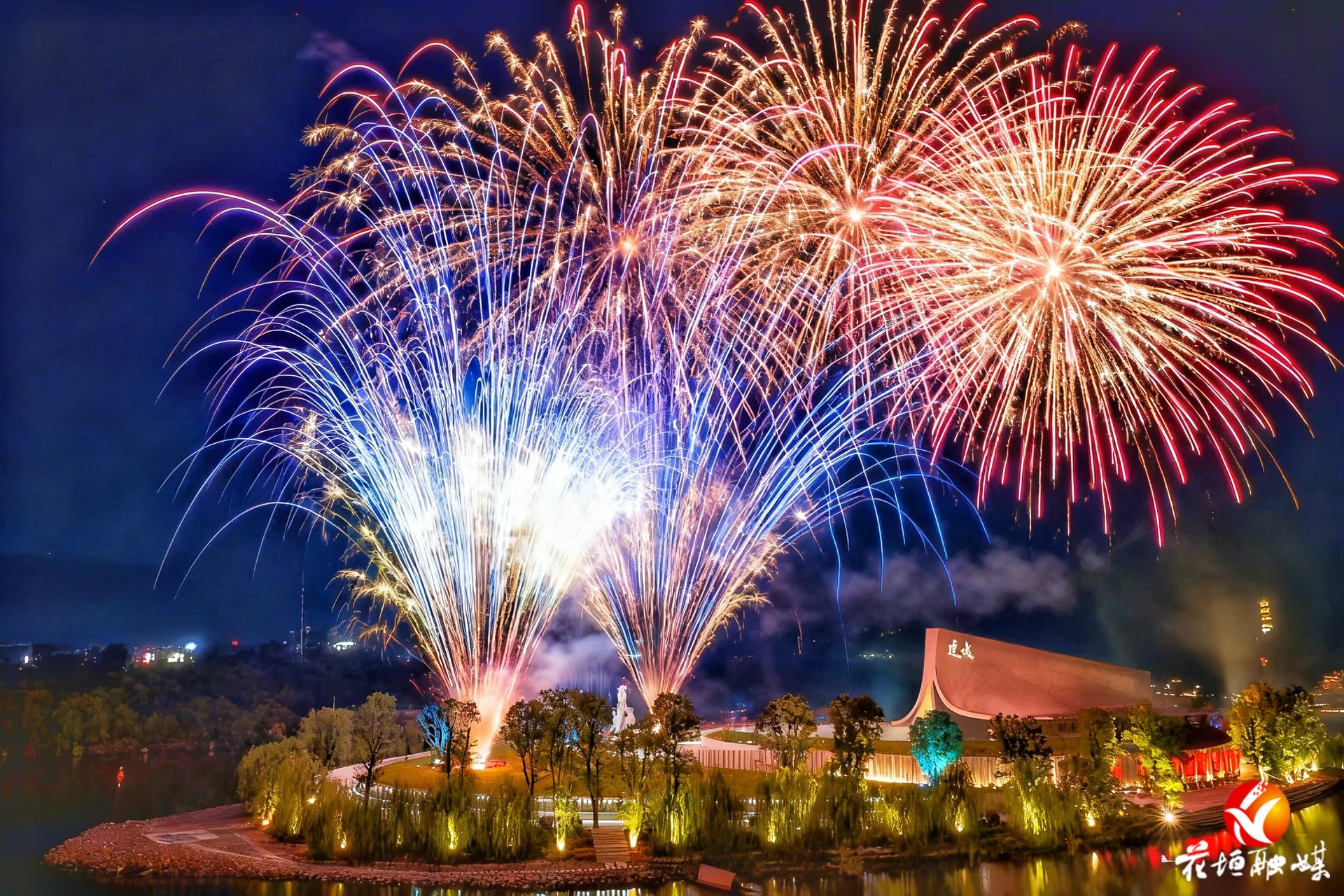 浪漫边城：璀璨烟花绽放翠翠岛