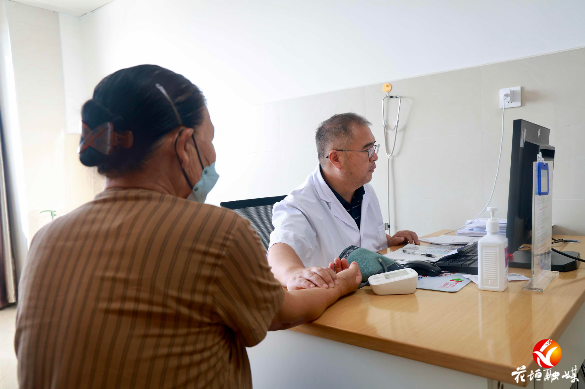 花垣县民族中医院：双节坚守，“医线”守护不停歇