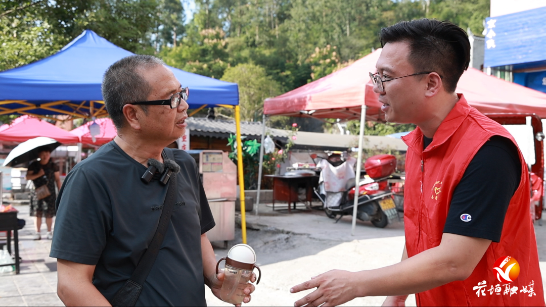 志愿“红”点缀边城“美”：花垣县志愿者国庆假期提供暖心服务