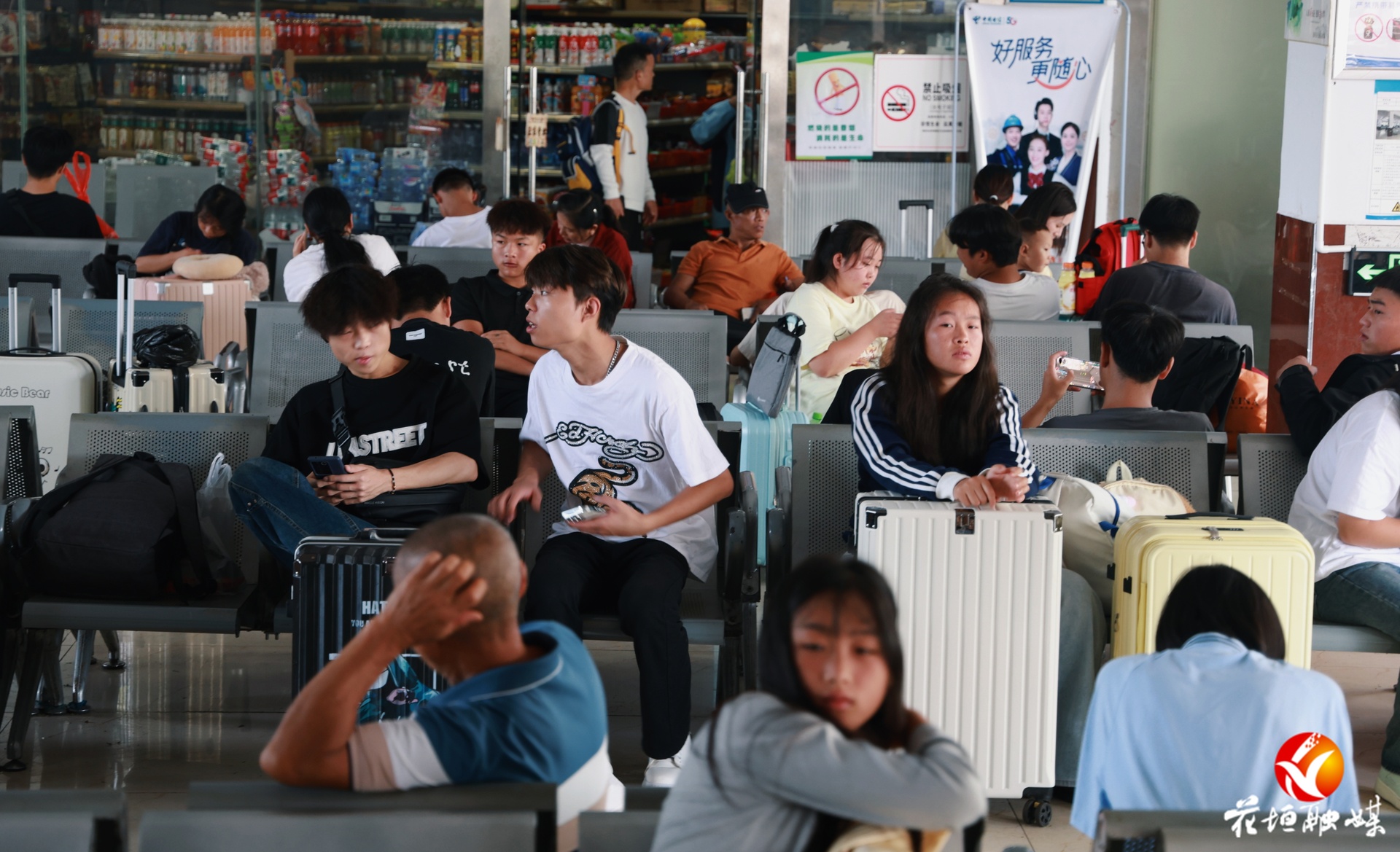 长假尾声 花垣城南汽车站迎返程高峰