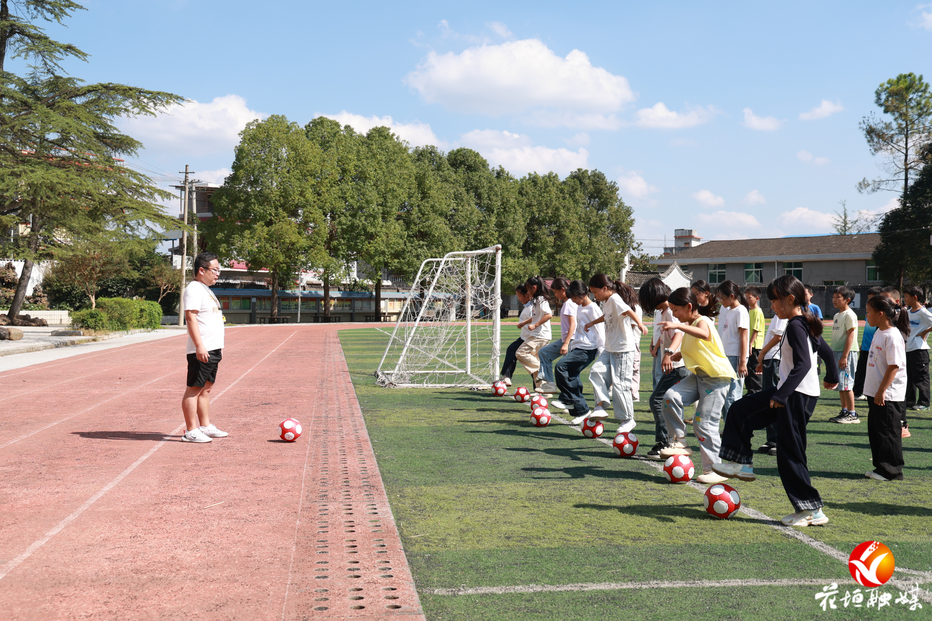 花垣：“湘超”热潮点“燃”校园绿茵场
