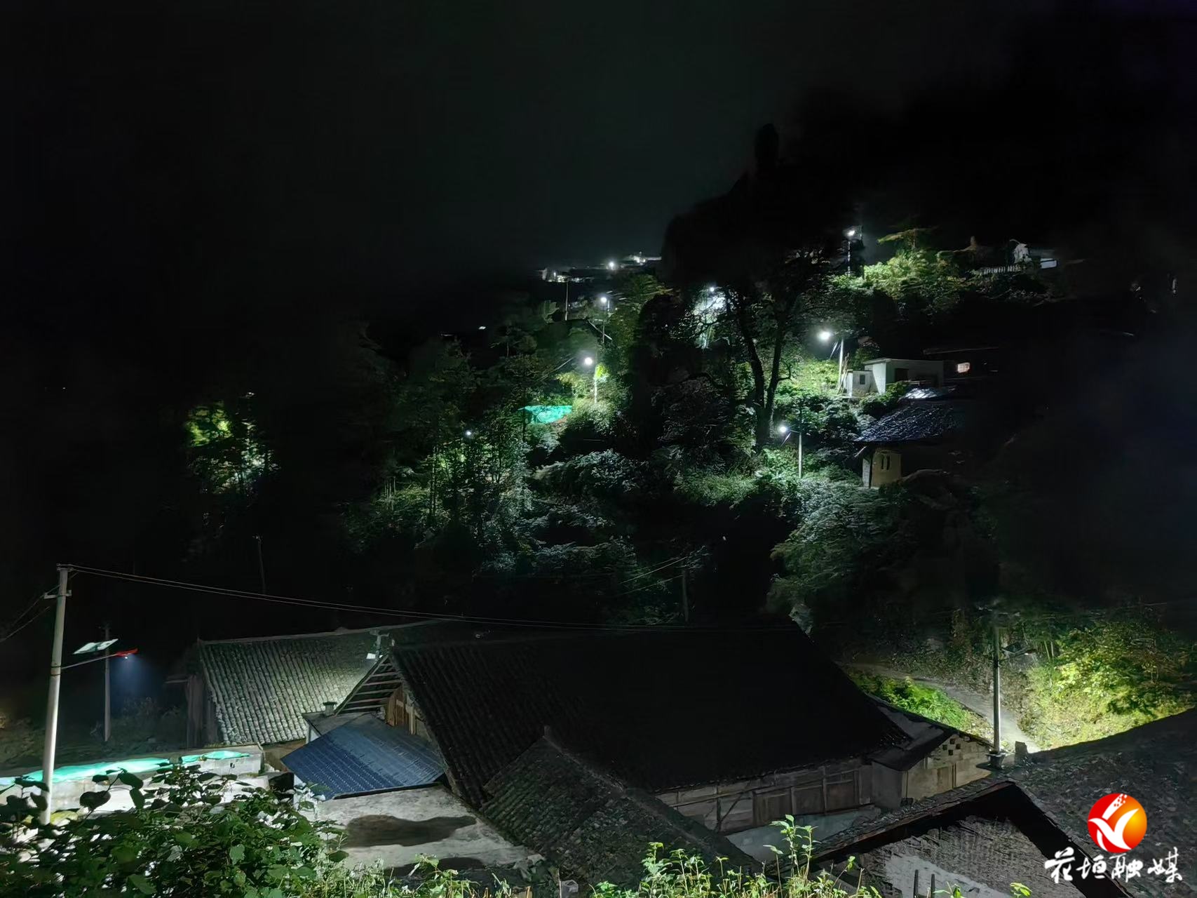 安装150盏路灯！十八洞发展集团点亮梳子山村夜行路