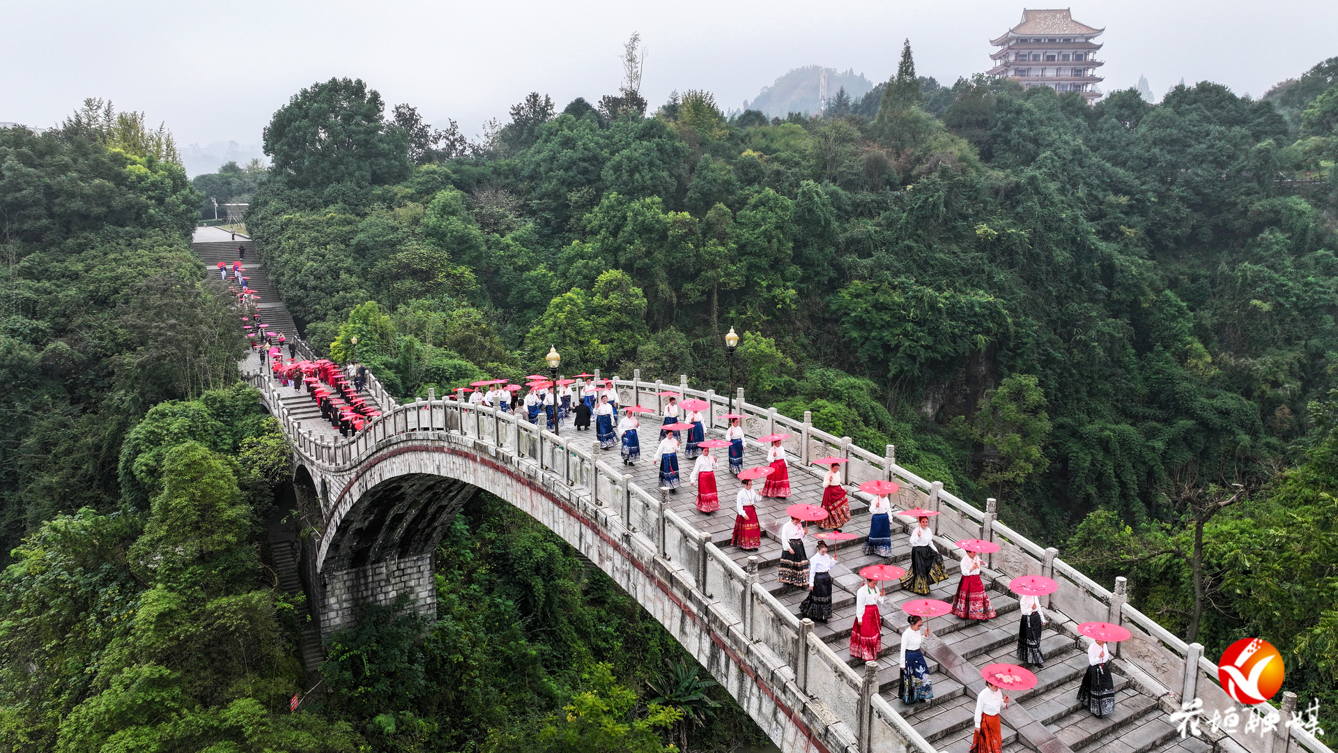 “盛世金秋月·情暖夕阳红”花垣县重阳节文艺展演精彩上演