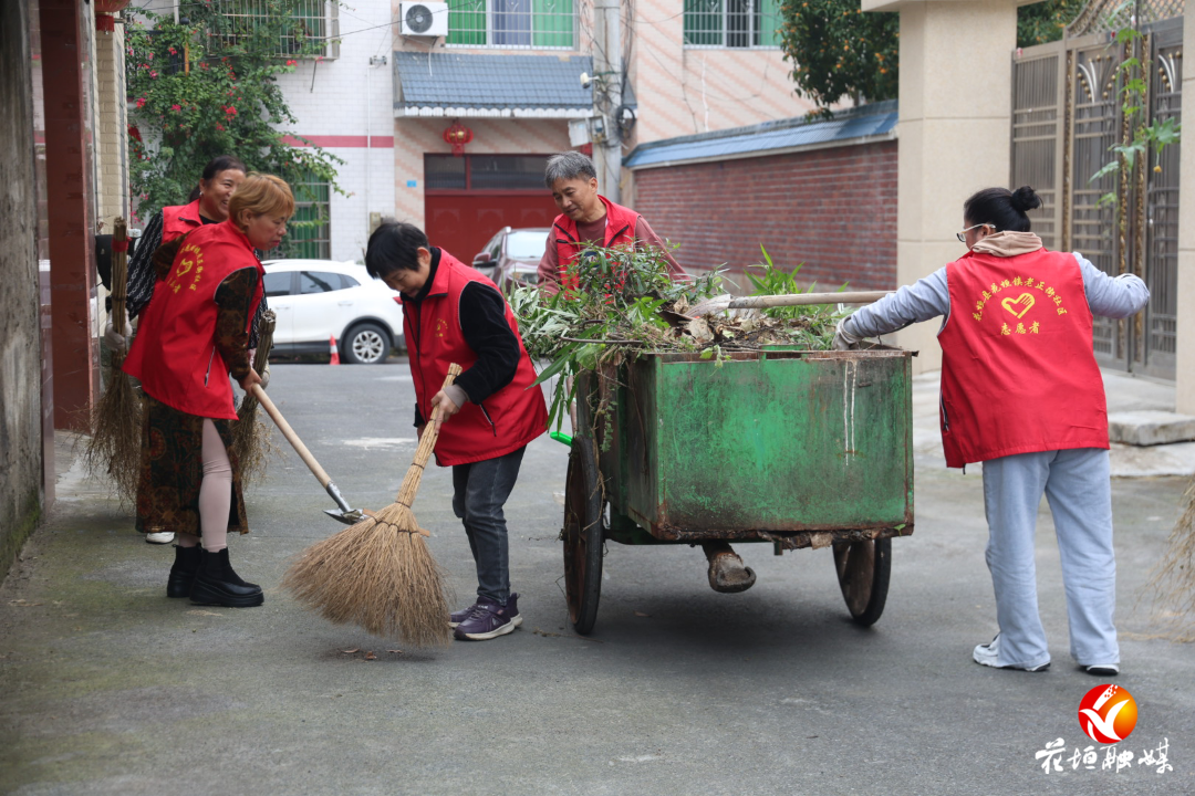 花垣镇老正街社区开展重阳节志愿服务活动