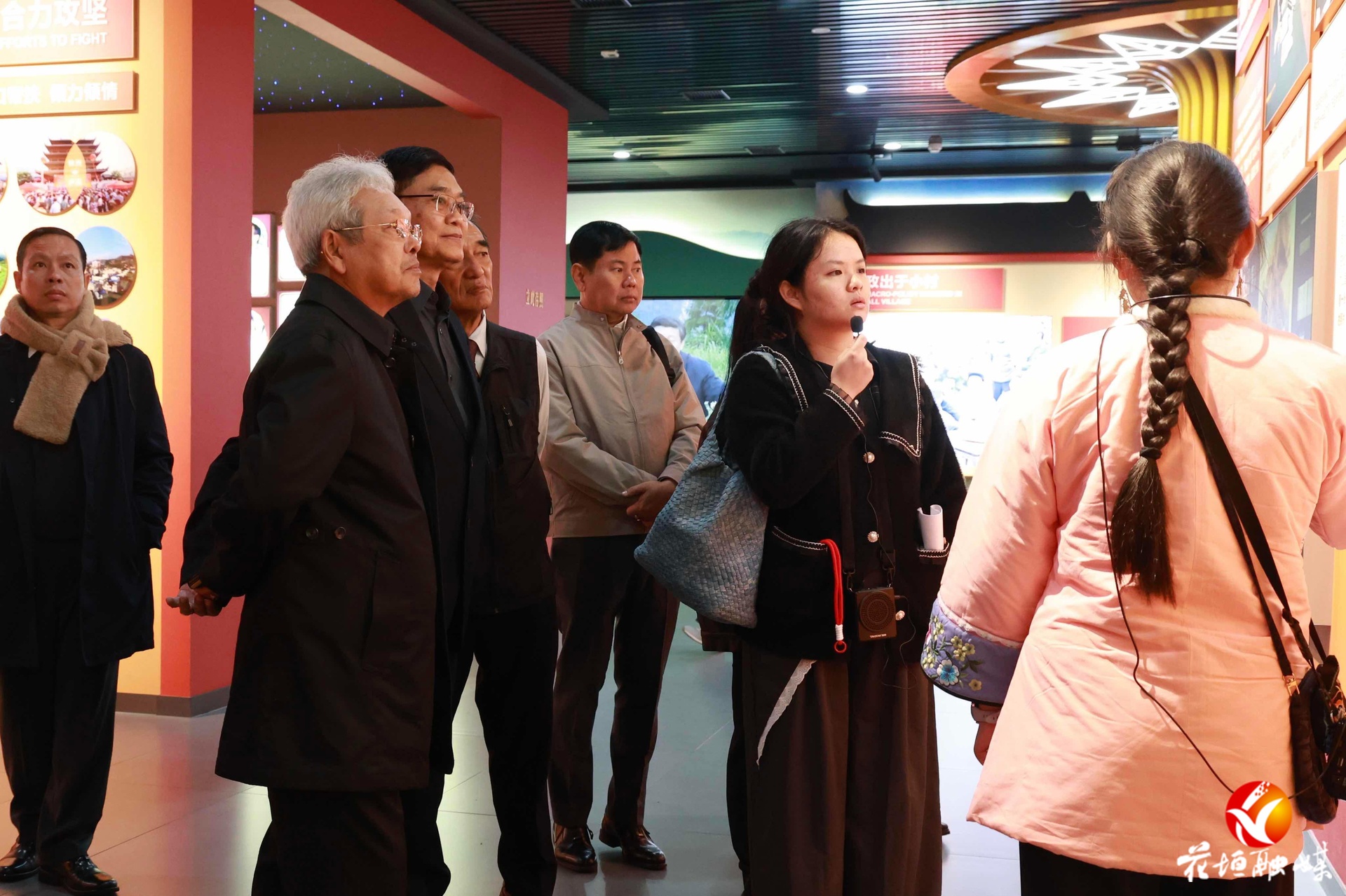 缅甸访华团来到十八洞村参观访问