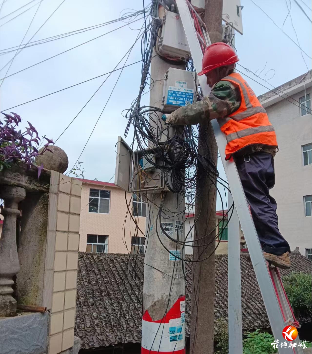 花垣县通信线缆附挂电力杆塔整治成效明显