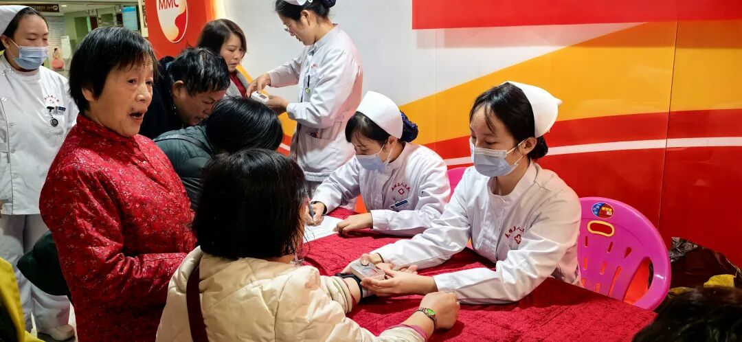 花垣县人民医院开展“糖尿病日”义诊科普活动